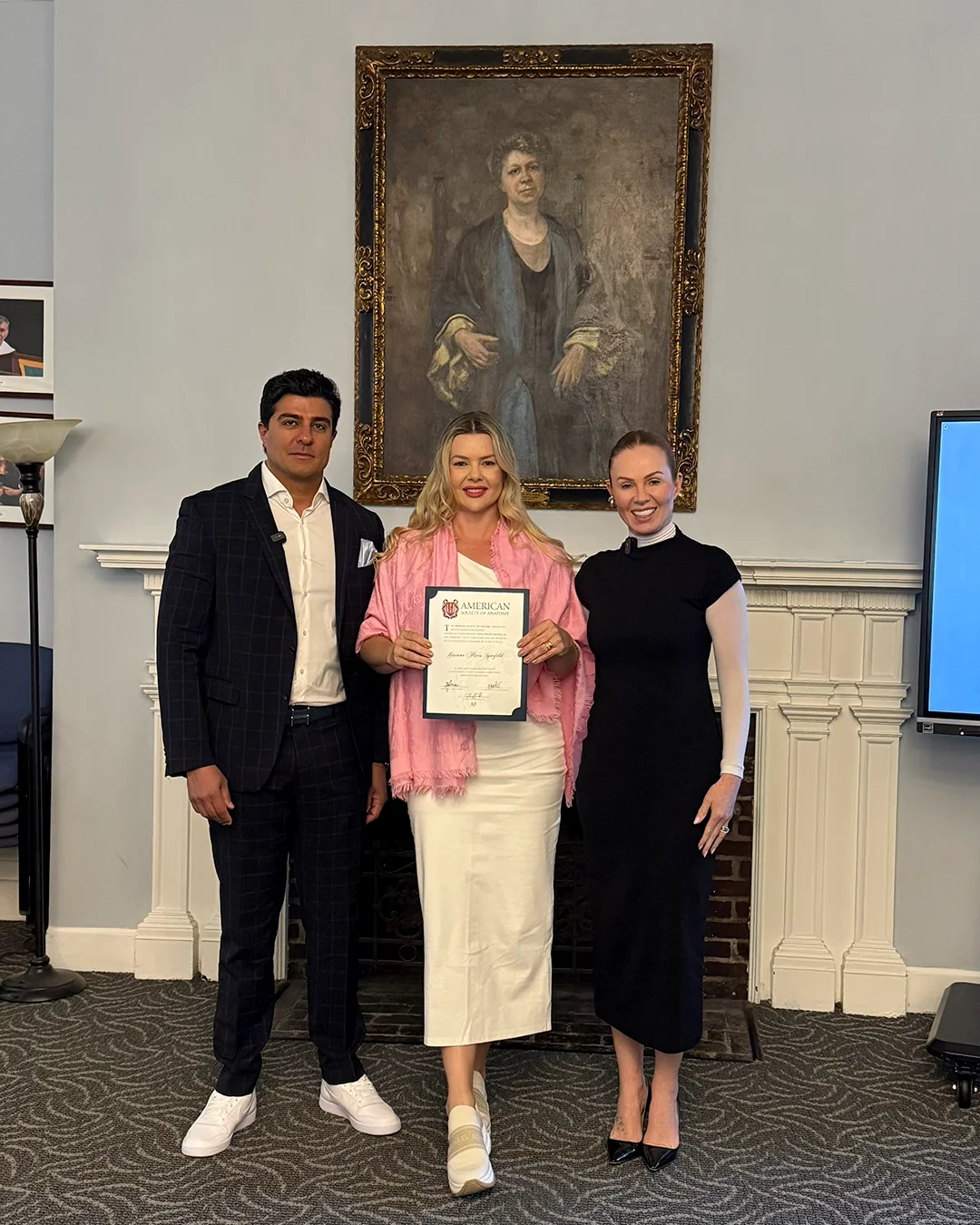 Dra. Gesiane Sperfeld recebendo certificação internacional